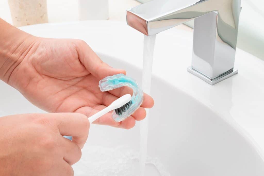 cómo cuidar los alineadores invisibles invisalign