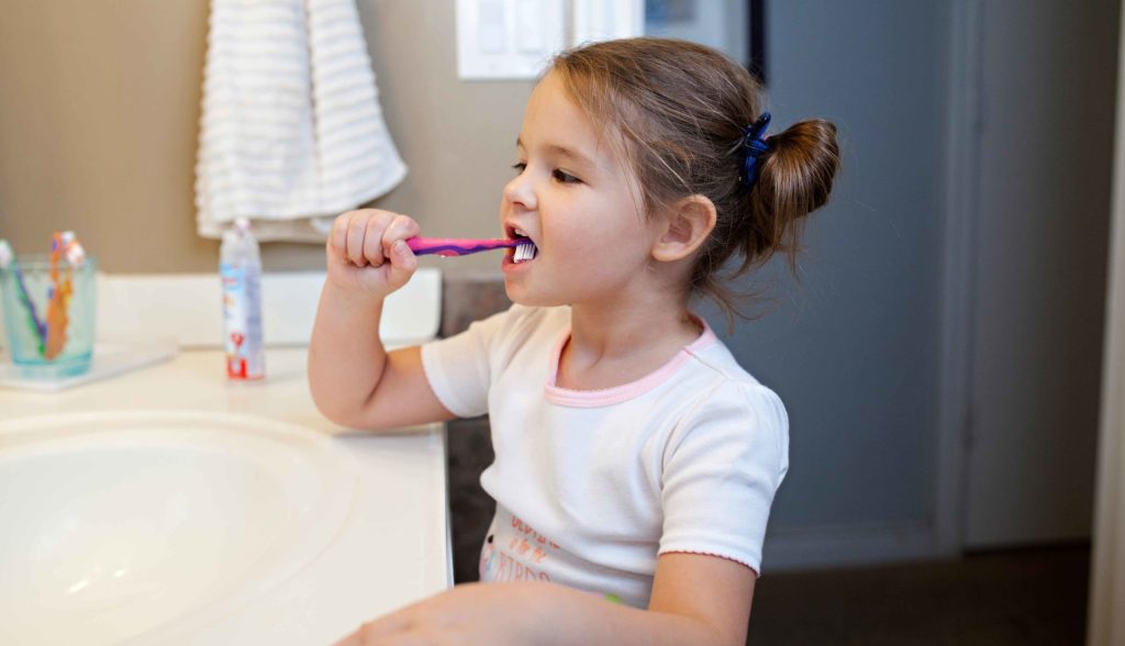 prevenir las enfermedades bucales durante la infancia en Clínica Dental Acedo